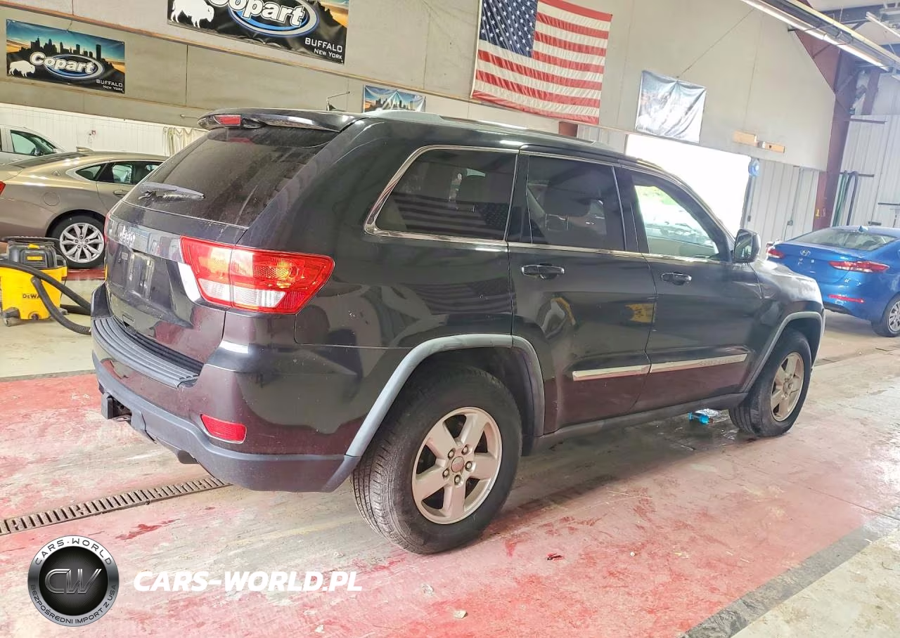 2011 Jeep Grand Cherokee Laredo VIN:1J4RR4GG1BC570933 - 3
