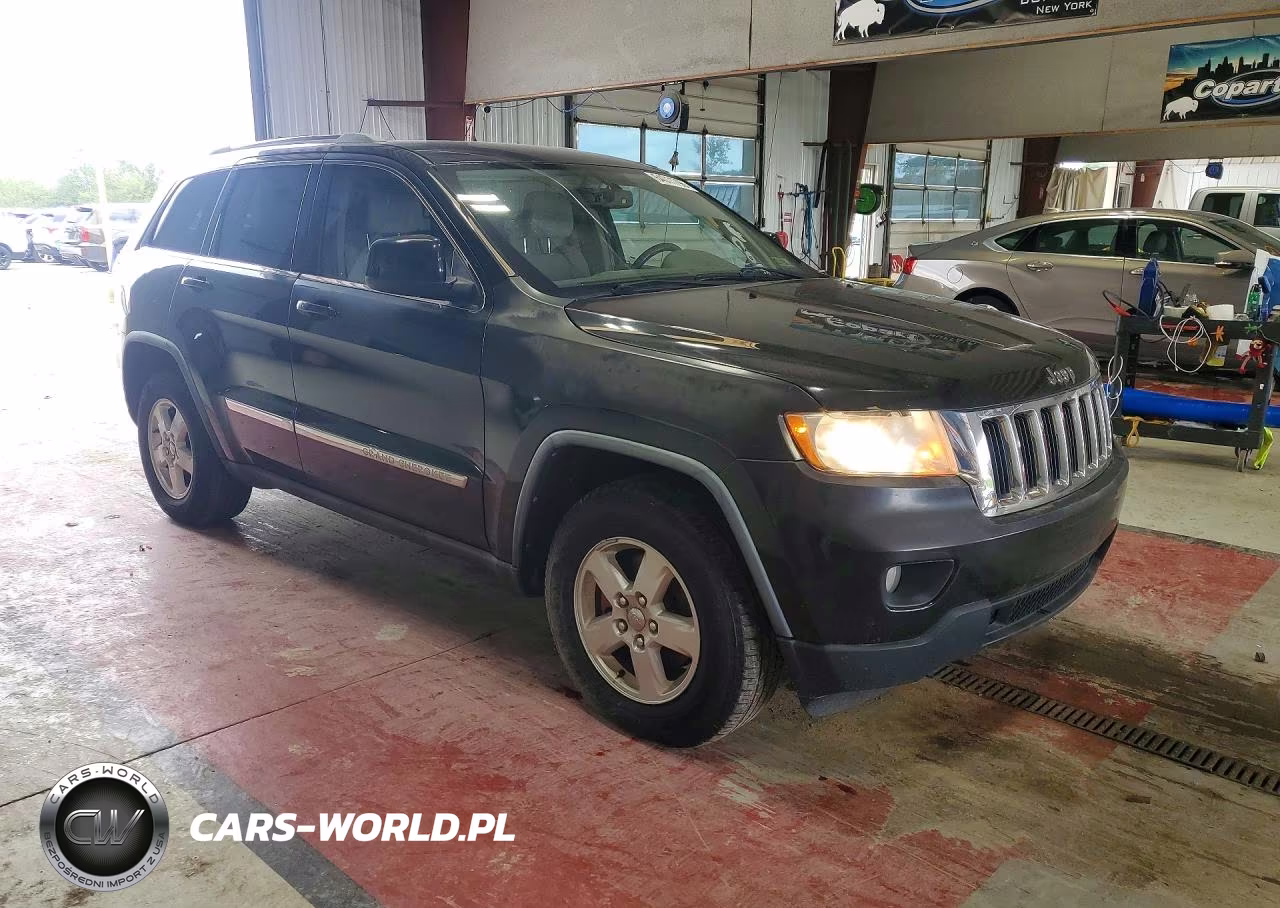 2011 Jeep Grand Cherokee Laredo VIN:1J4RR4GG1BC570933 - 4