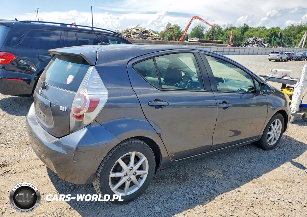 2013 Toyota Prius C VIN:JTDKDTB32D1050758 - 3