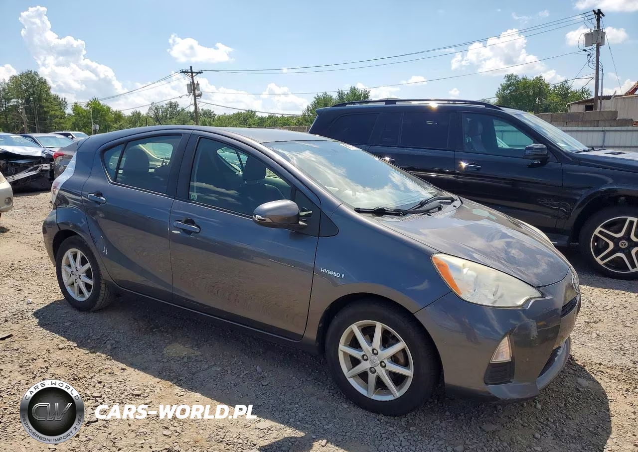 2013 Toyota Prius C VIN:JTDKDTB32D1050758 - 4