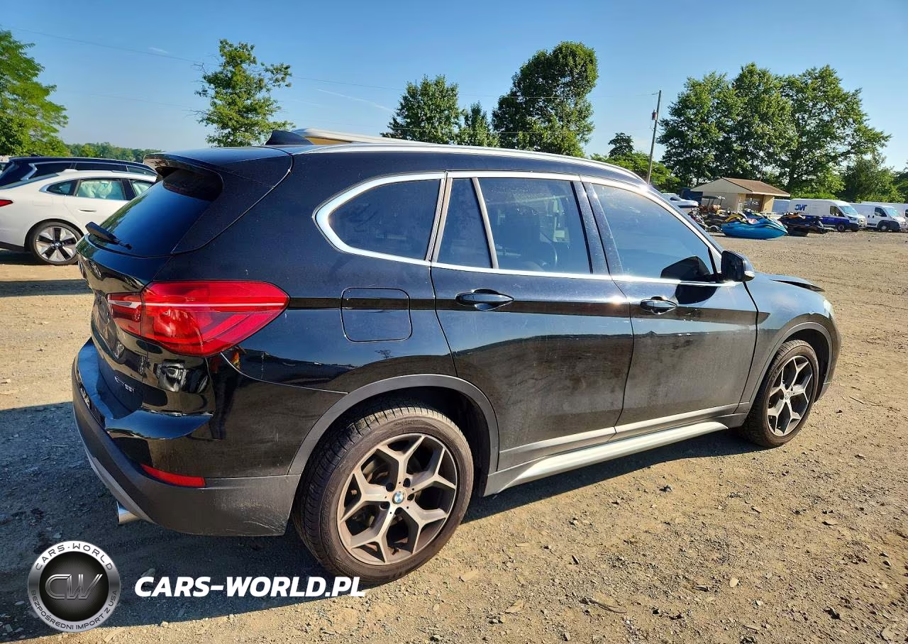 2018 BMW X1 xDrive28I VIN:WBXHT3C3XJ5L31452 - 3