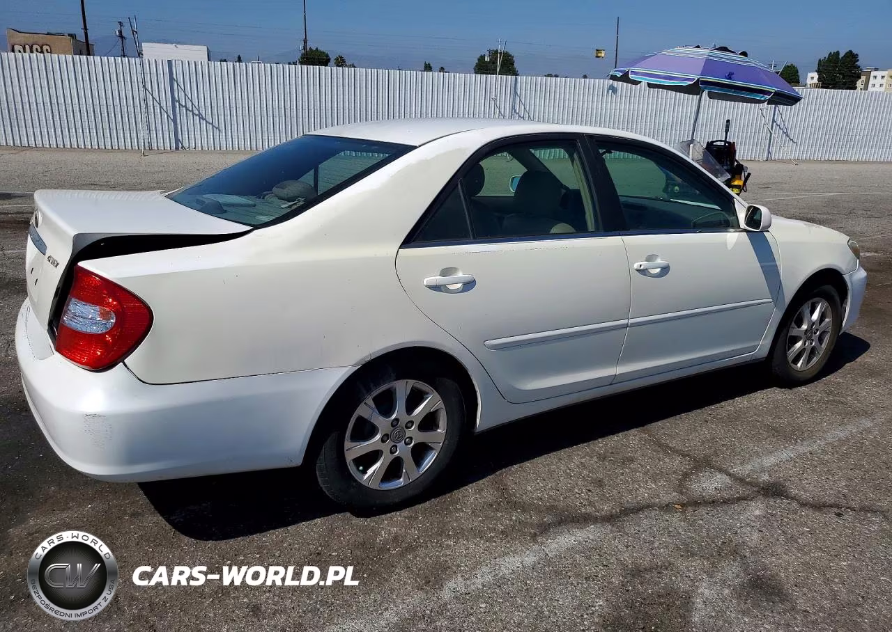 2004 Toyota Camry Le VIN:JTDBE32K540287626 - 3