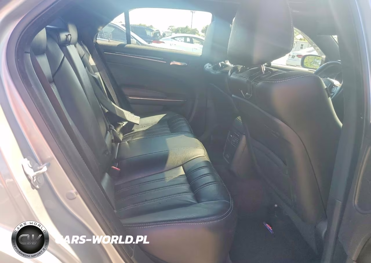 2018 Chrysler 300 S VIN:2C3CCABG4JH266661 - 10