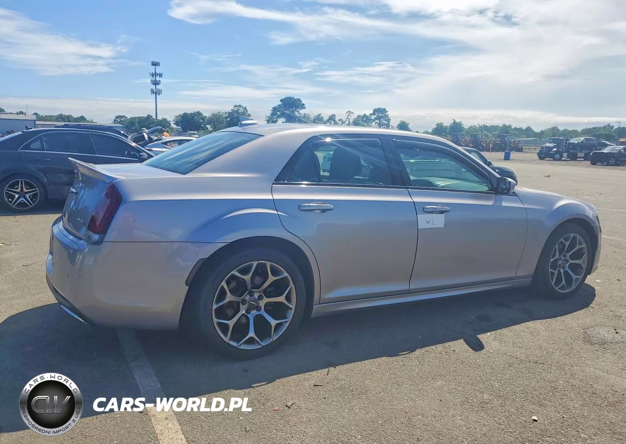2018 Chrysler 300 S VIN:2C3CCABG4JH266661 - 3