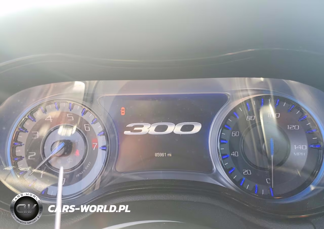 2018 Chrysler 300 S VIN:2C3CCABG4JH266661 - 9
