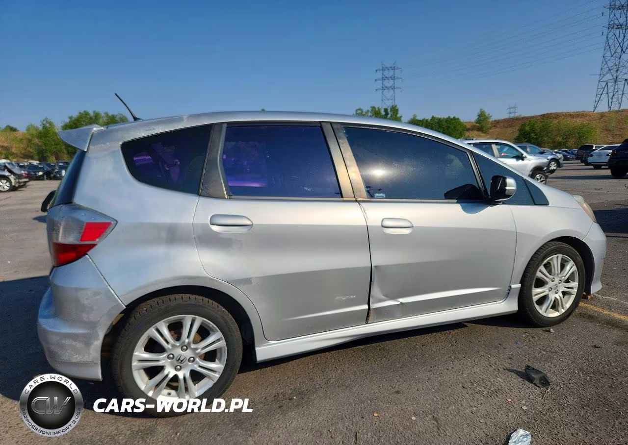 2011 Honda Fit Sport VIN:JHMGE8H68BC006636 - 3