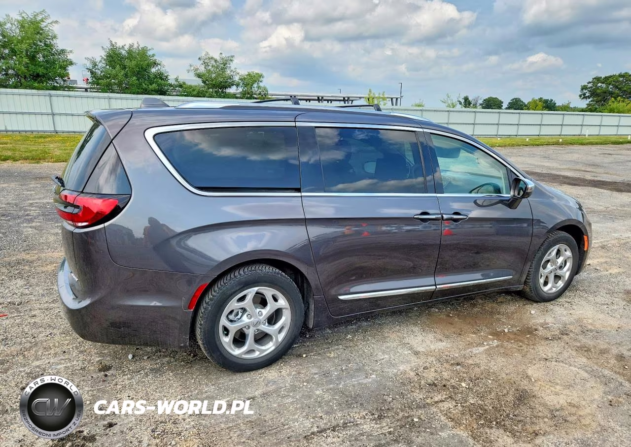 2021 Chrysler Pacifica Hybrid Limited VIN:2C4RC1S7XMR514013 - 3