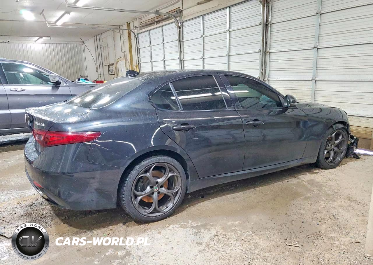 2018 Alfa Romeo Giulia Ti Q4 VIN:ZARFAEEN3J7571425 - 3