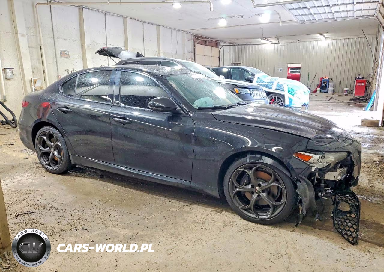 2018 Alfa Romeo Giulia Ti Q4 VIN:ZARFAEEN3J7571425 - 4