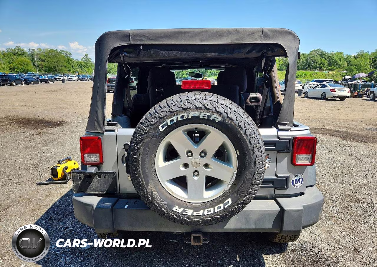 2014 Jeep Wrangler Unlimited Sport VIN:1C4BJWDG7EL120352 - 6
