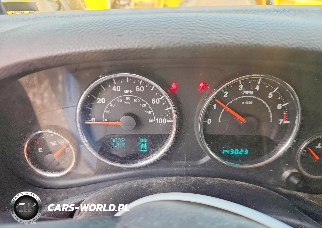 2014 Jeep Wrangler Unlimited Sport VIN:1C4BJWDG7EL120352 - 9