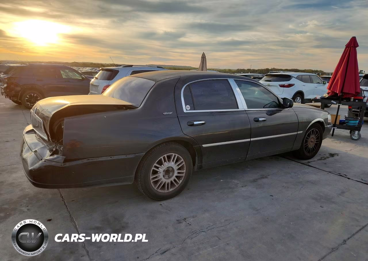 2010 Lincoln Town Car Signature Limited VIN:2LNBL8CV0AX614504 - 3