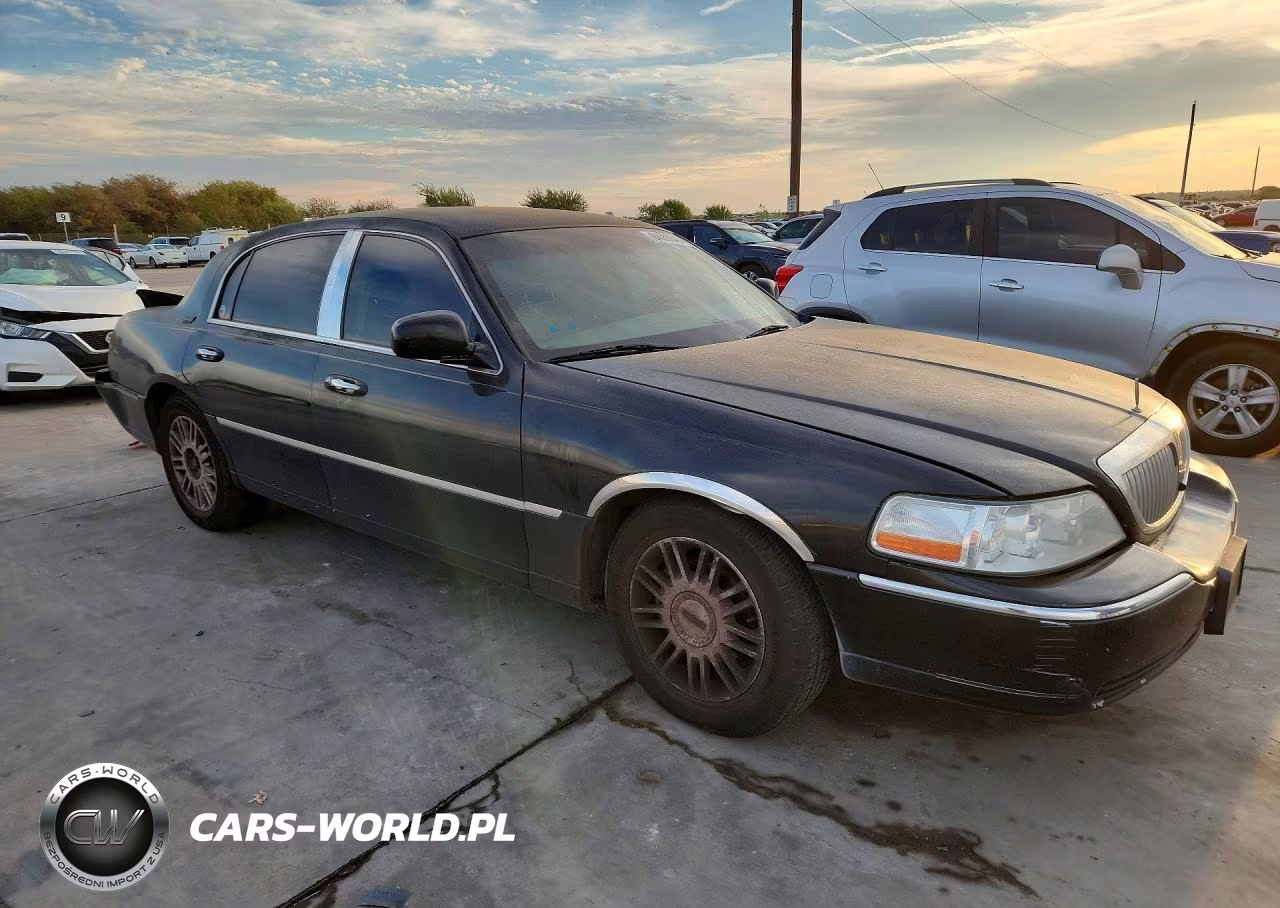 2010 Lincoln Town Car Signature Limited VIN:2LNBL8CV0AX614504 - 4