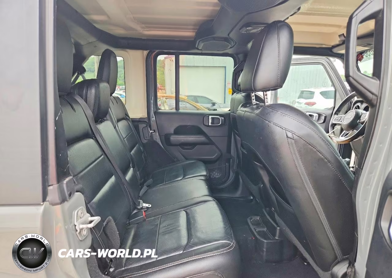 2018 Jeep Wrangler Unlimited Sahara VIN:1C4HJXEN4JW325858 - 10