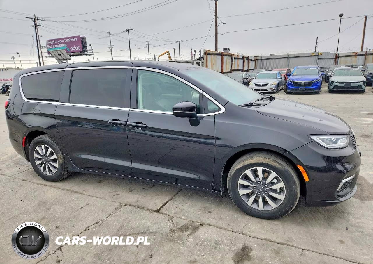 2023 Chrysler Pacifica Hybrid Touring L VIN:2C4RC1L75PR626219 - 4