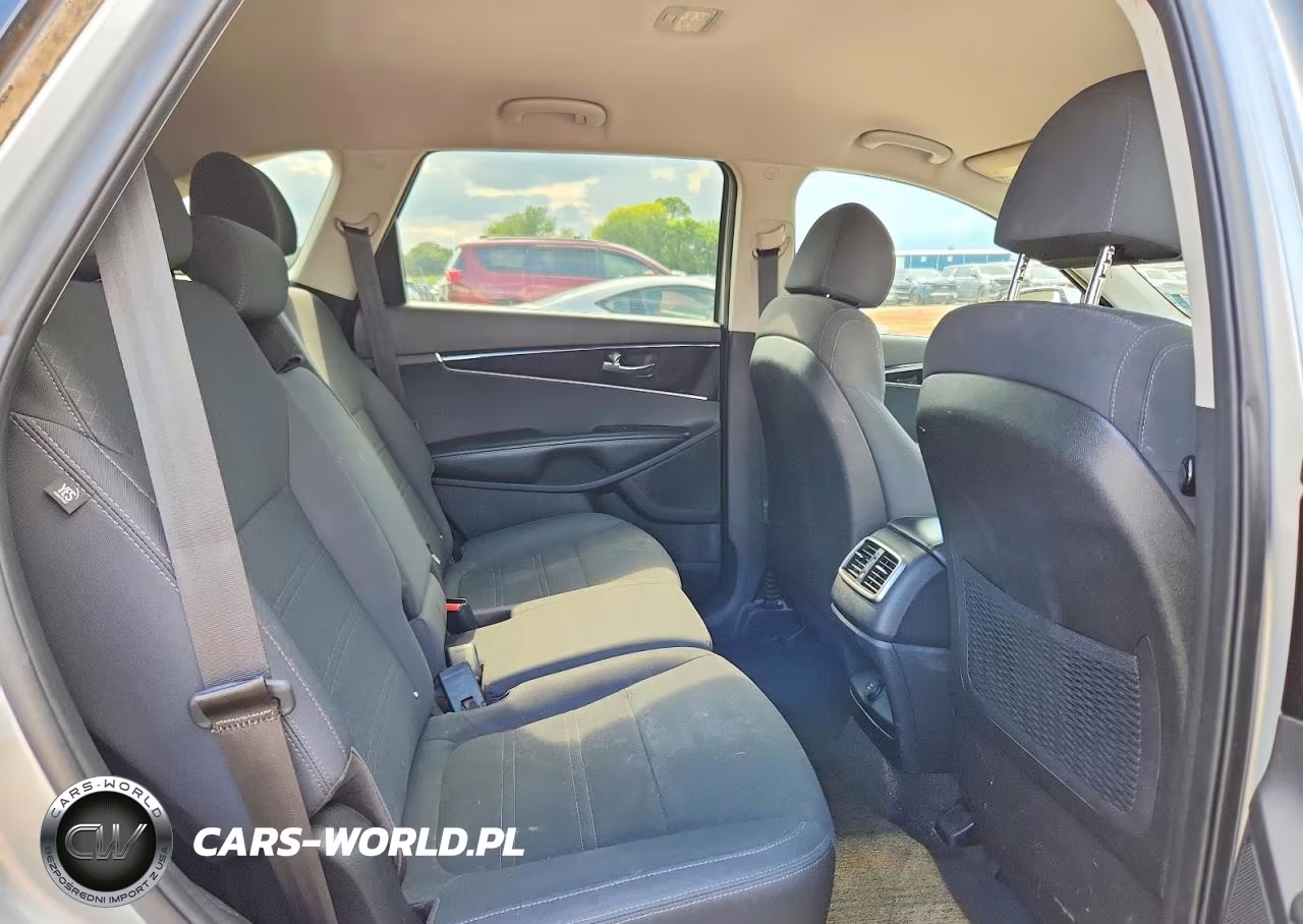 2018 Kia Sorento L VIN:5XYPG4A36JG345068 - 11