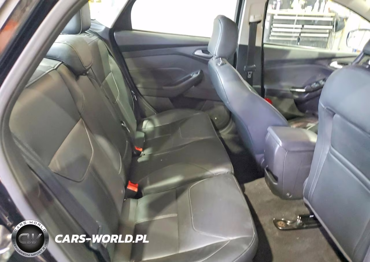 2018 Ford Focus Titanium VIN:1FADP3J20JL273394 - 10