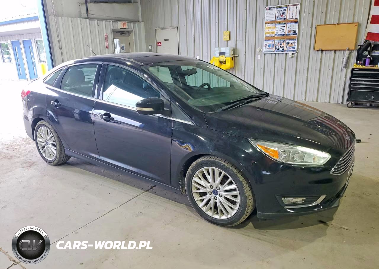 2018 Ford Focus Titanium VIN:1FADP3J20JL273394 - 4