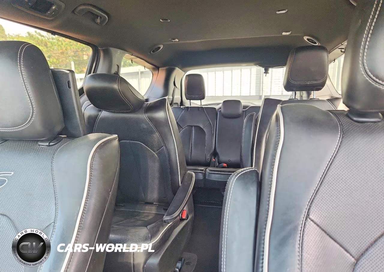 2020 Chrysler Pacifica Hybrid Limited VIN:2C4RC1N74LR257926 - 10