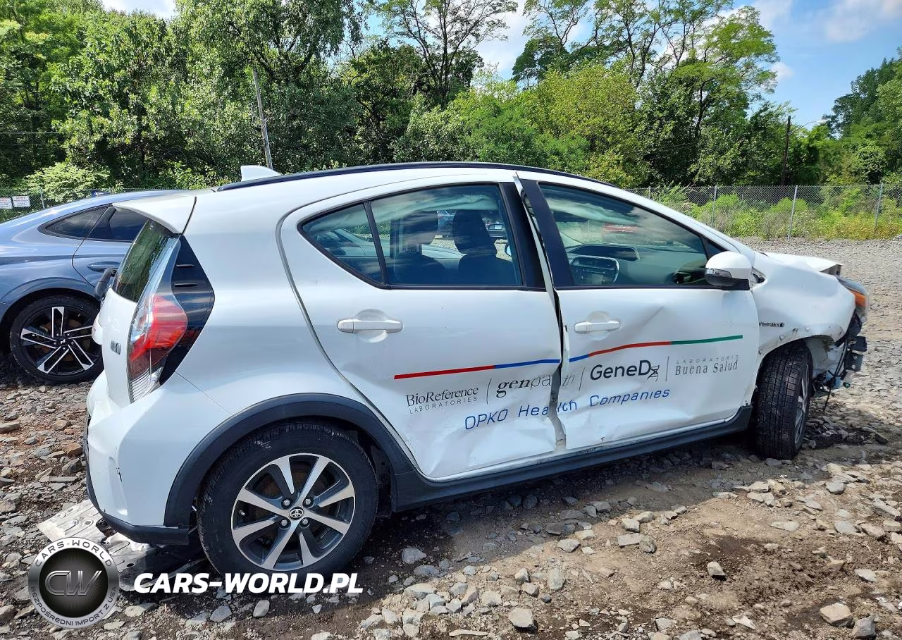 2018 Toyota Prius C Two VIN:JTDKDTB31J1599833 - 3