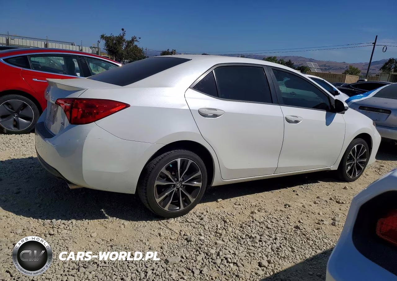 2018 Toyota Corolla Se VIN:5YFBURHE9JP770478 - 3