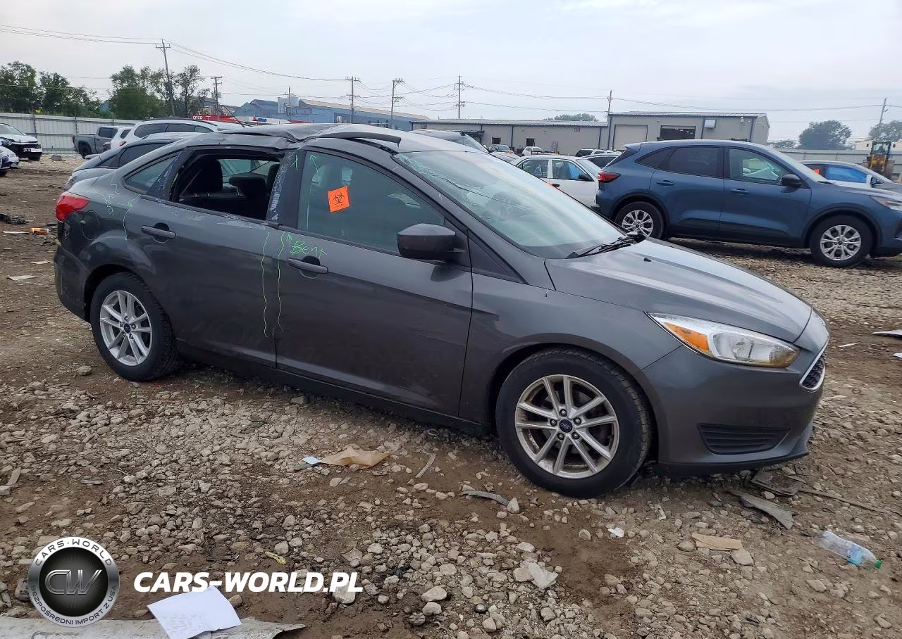 2018 Ford Focus Se VIN:1FADP3F20JL266793 - 4