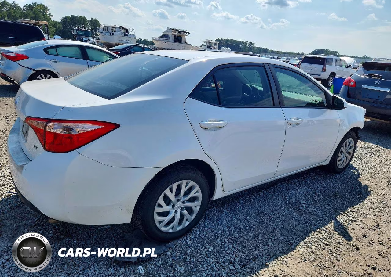 2017 Toyota Corolla Le VIN:2T1BURHEXHC760116 - 3