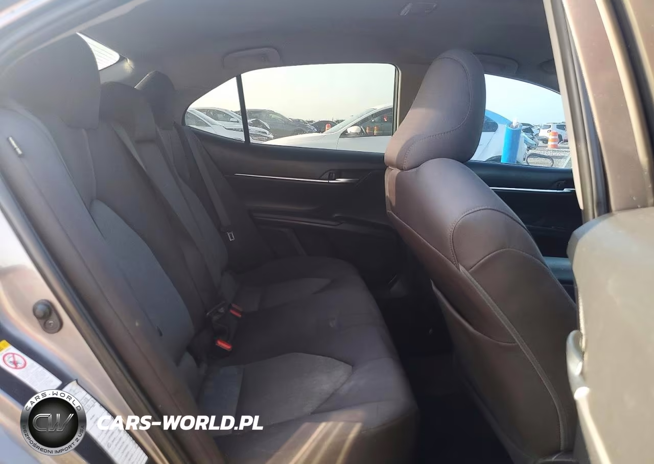 2018 Toyota Camry Le VIN:4T1B11HK9JU579688 - 10