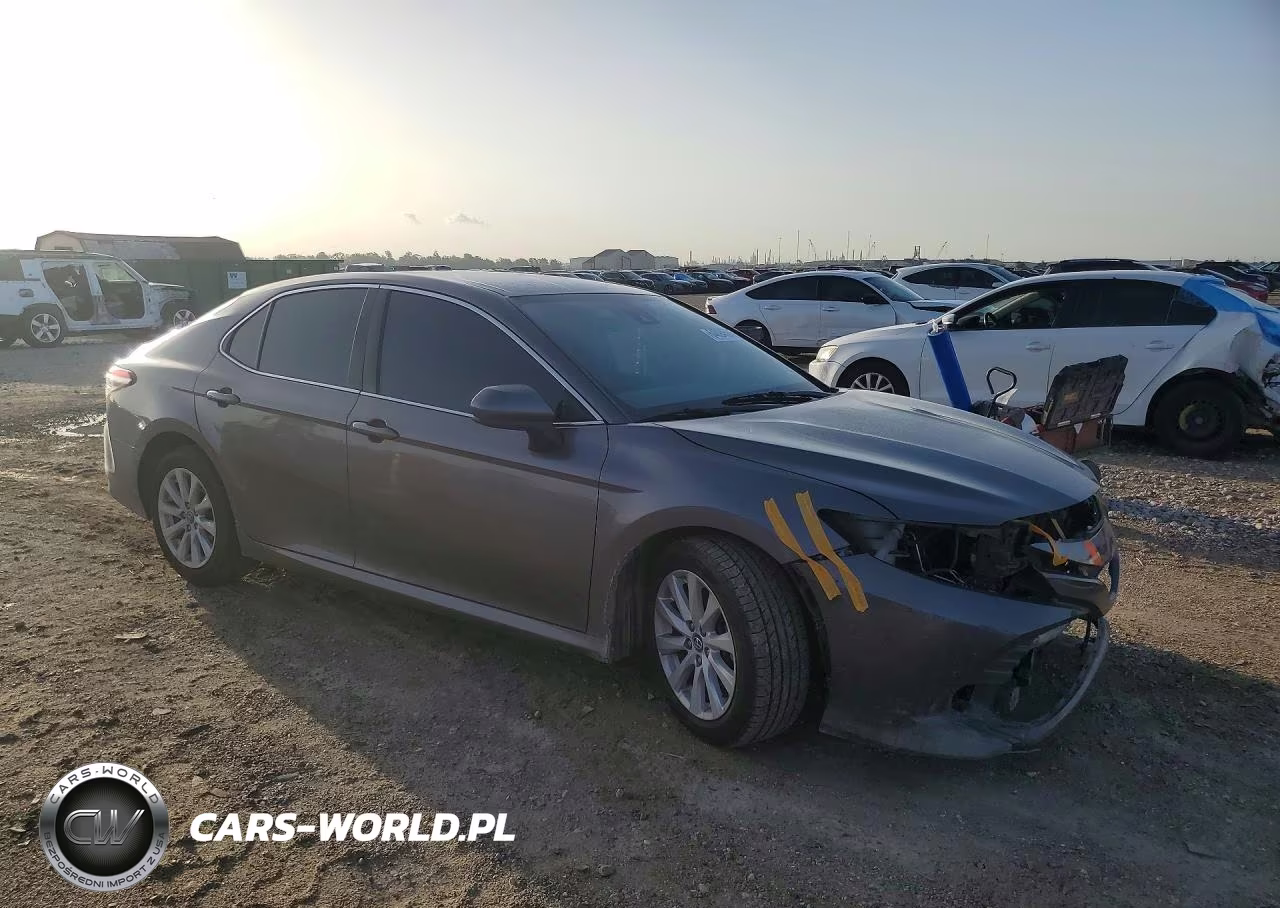 2018 Toyota Camry Le VIN:4T1B11HK9JU579688 - 4