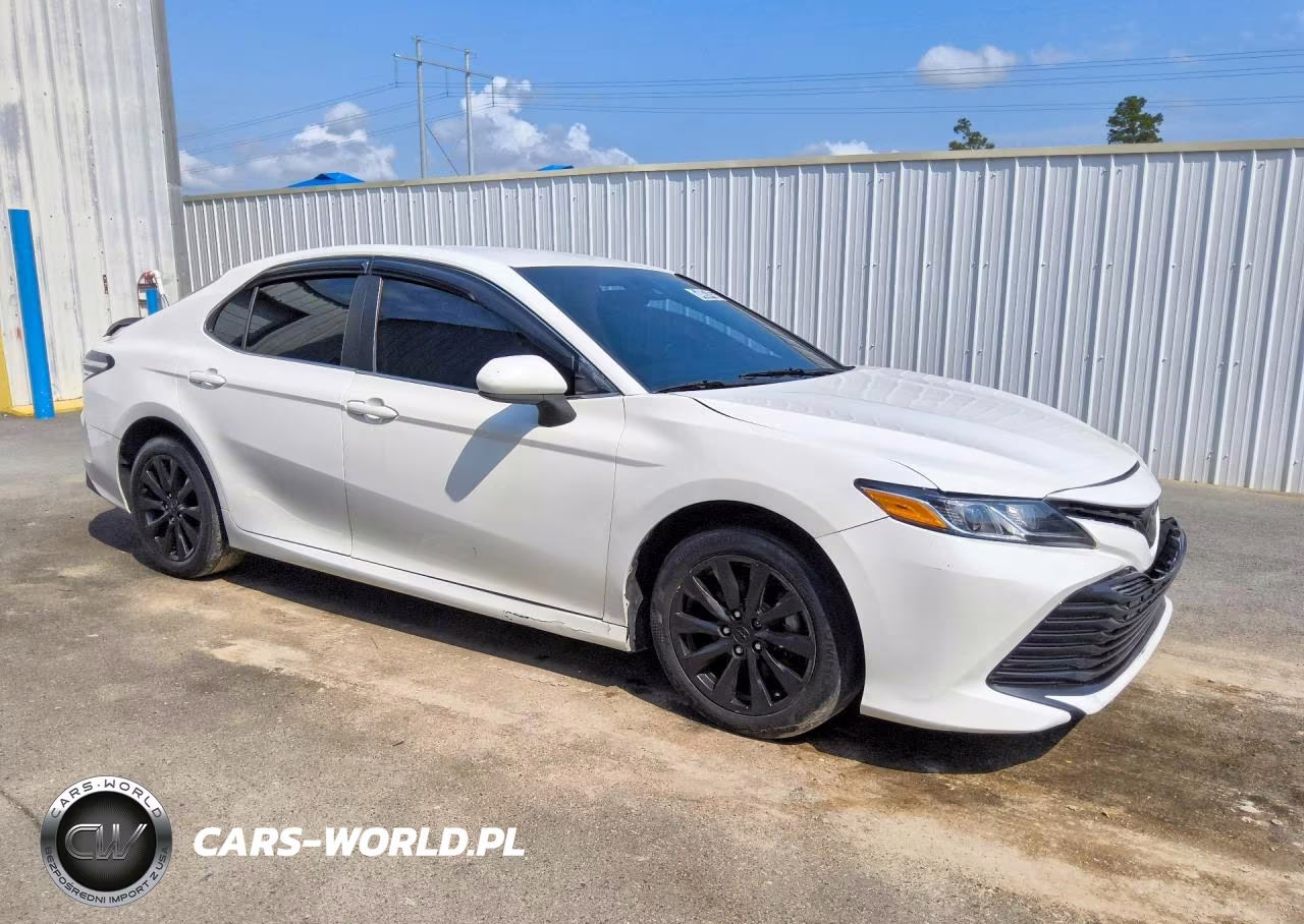 2018 Toyota Camry Le VIN:JTNB11HK1J3049771 - 4