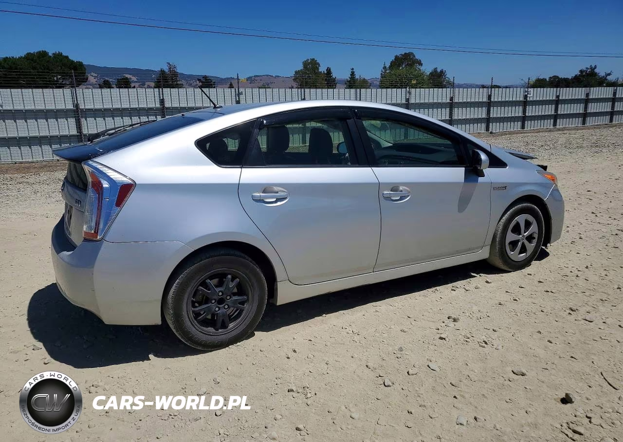 2015 Toyota Prius Two VIN:JTDKN3DU8F0485263 - 3