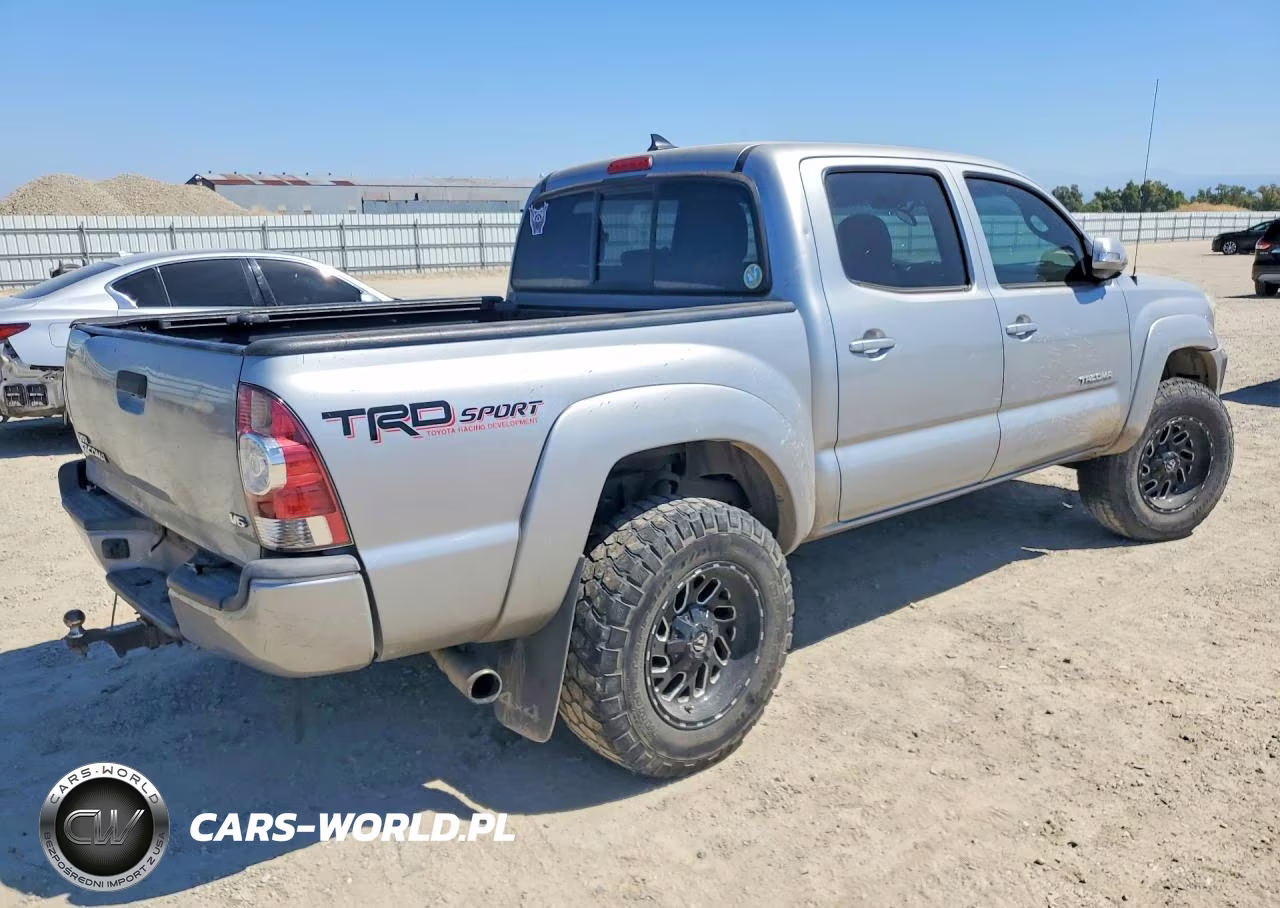 2015 Toyota Tacoma V6 VIN:3TMLU4EN4FM180831 - 3