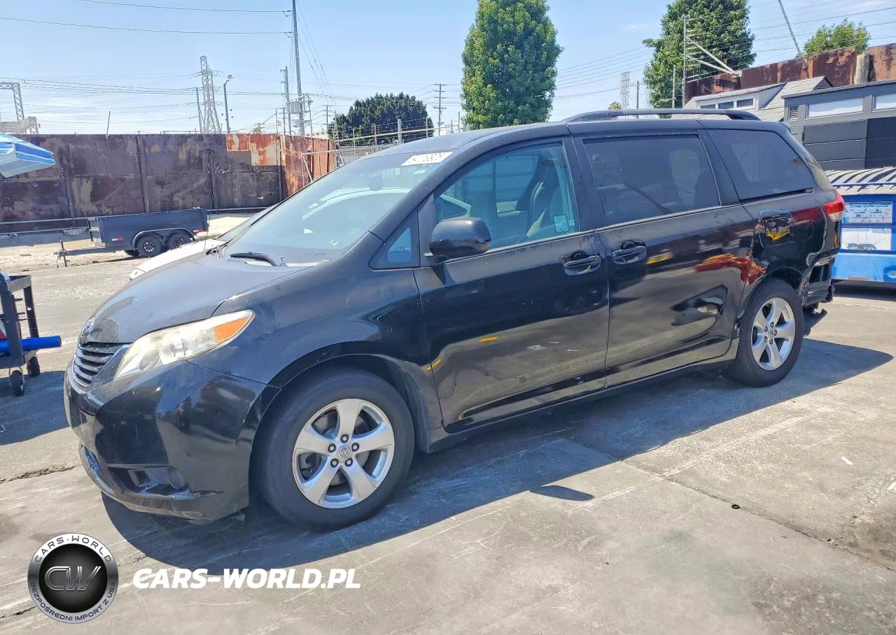 2014 Toyota Sienna Le – zdjęcie 1 z 14
