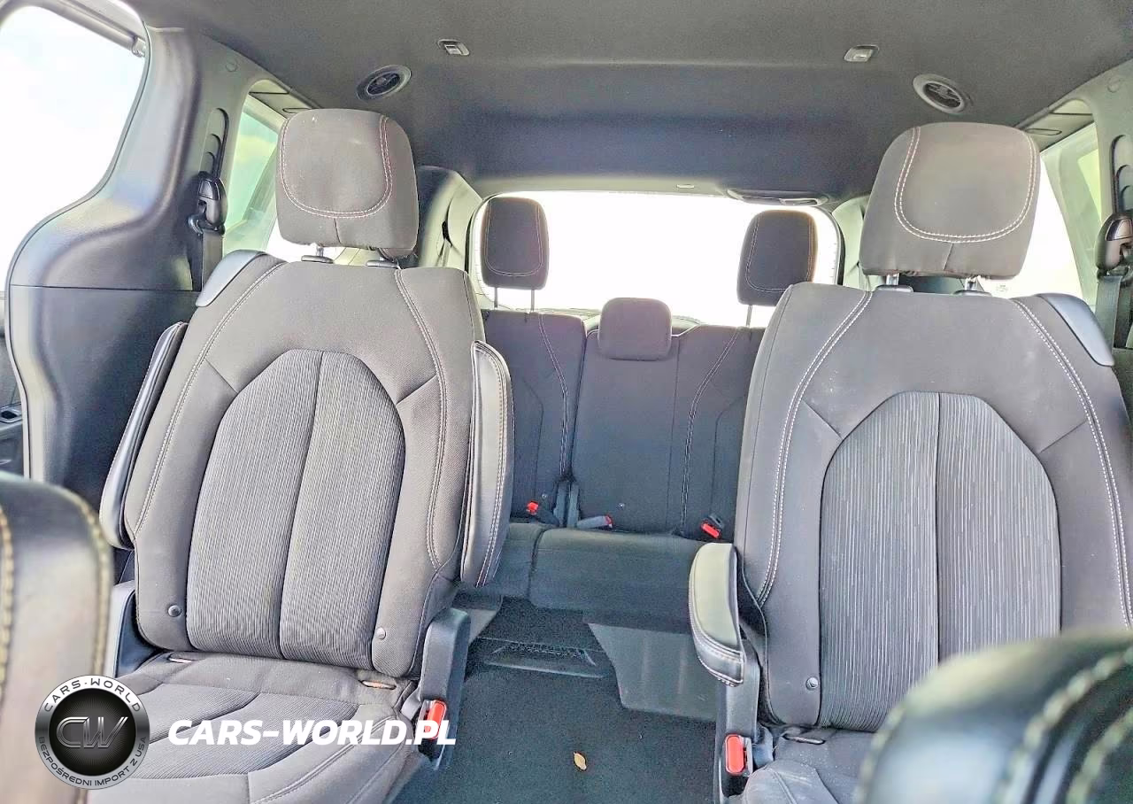2020 Chrysler Pacifica Touring VIN:2C4RC1FG8LR120079 - 10