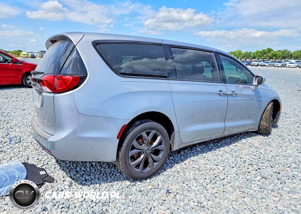 2020 Chrysler Pacifica Touring VIN:2C4RC1FG8LR120079 - 3