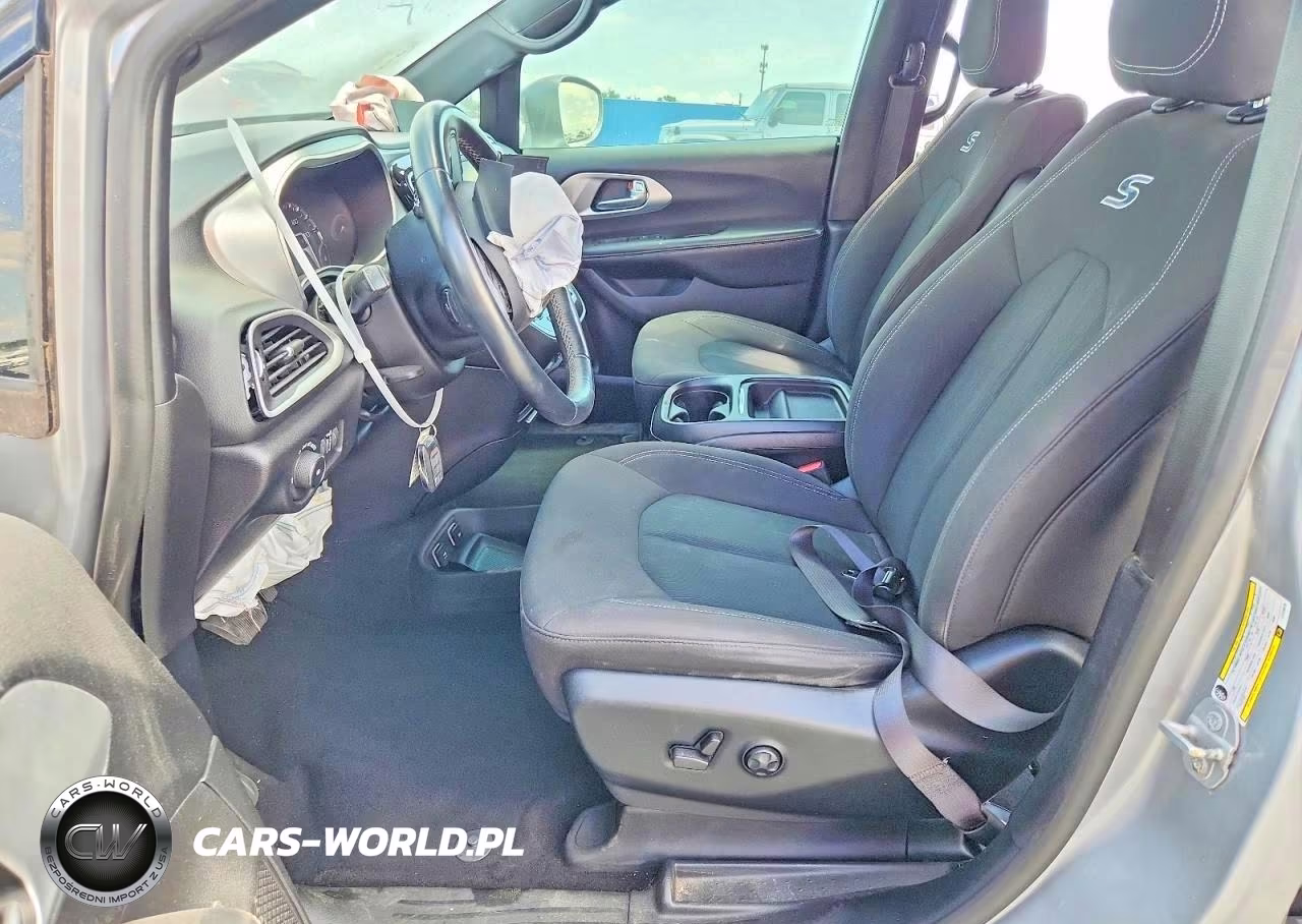 2020 Chrysler Pacifica Touring VIN:2C4RC1FG8LR120079 - 7