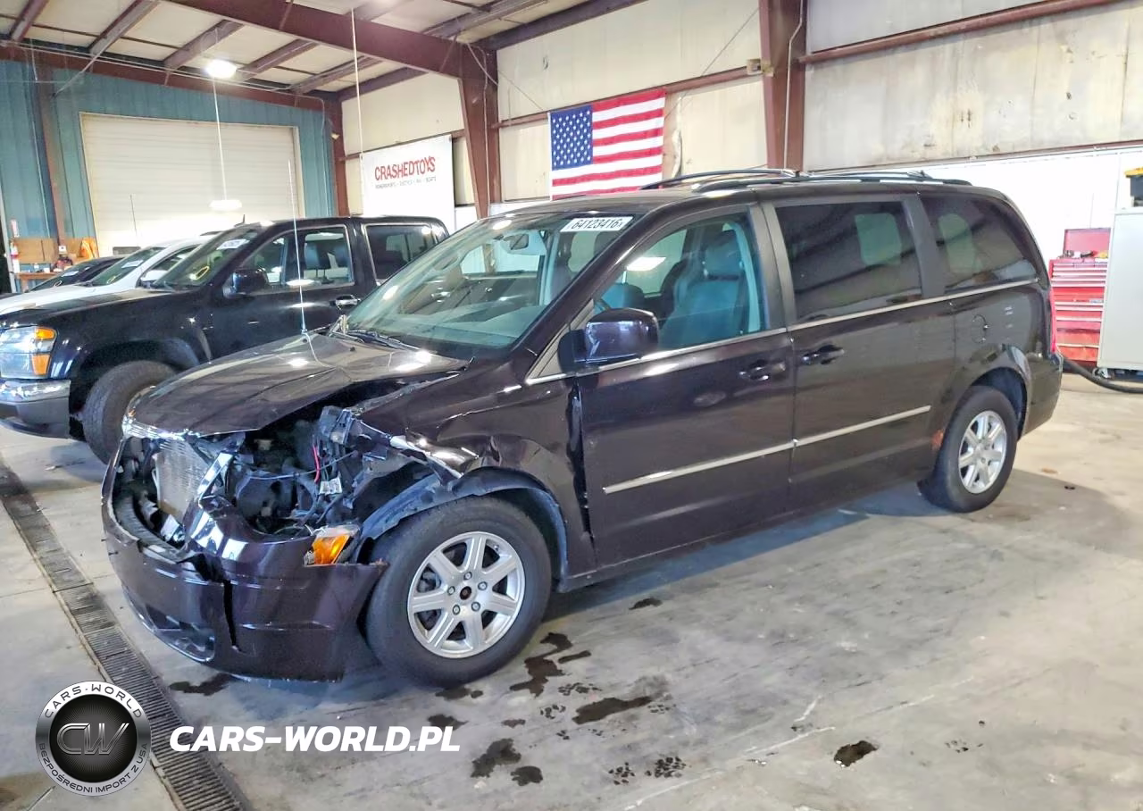 2010 Chrysler Town & Country Touring – zdjęcie 1 z 13