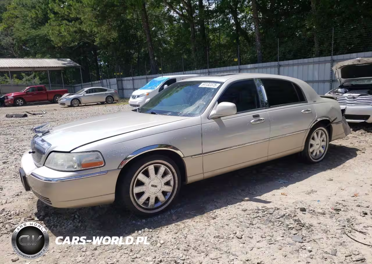 2005 Lincoln Town Car Signature Limited