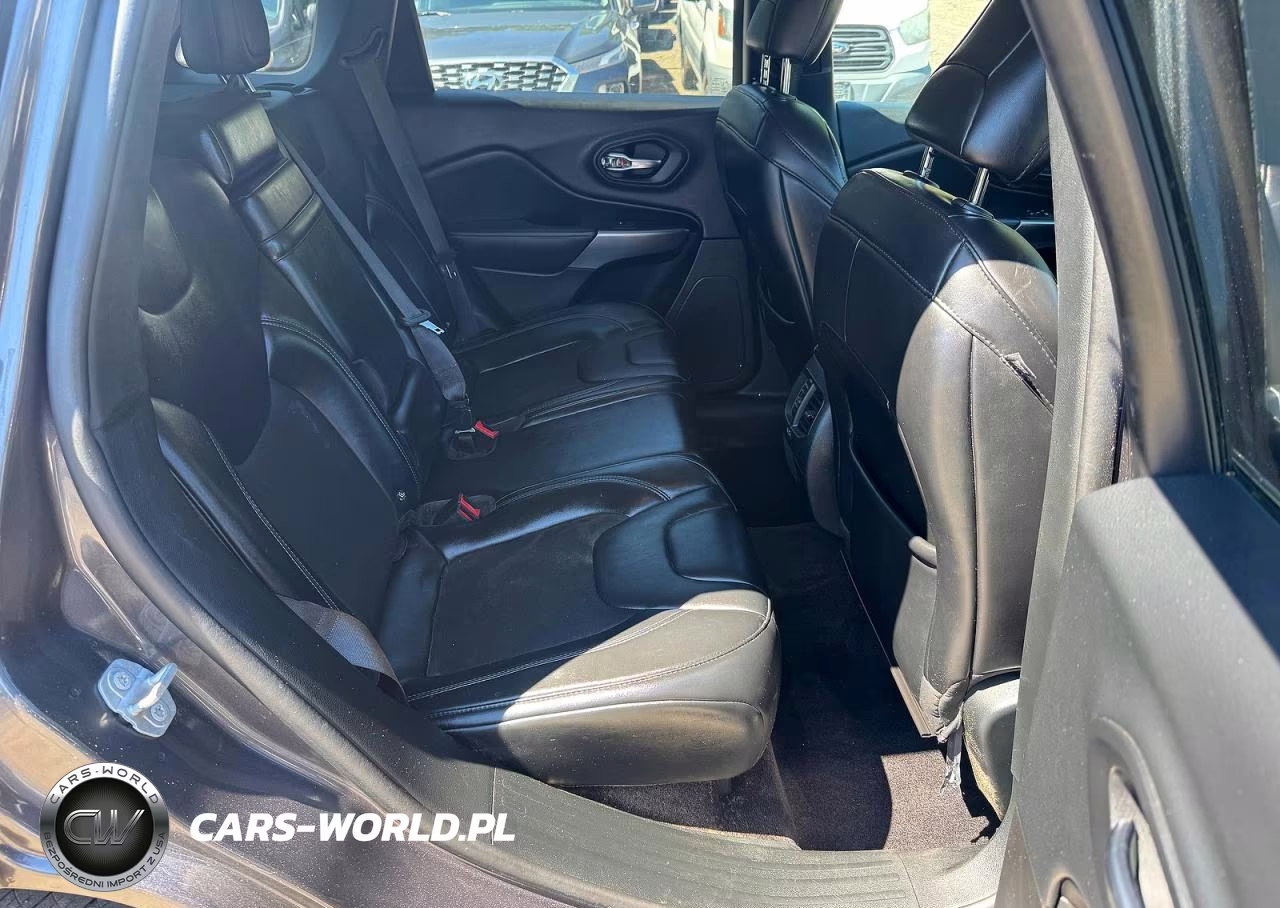 2019 Jeep Cherokee Latitude Plus VIN:1C4PJMLB9KD182017 - 6