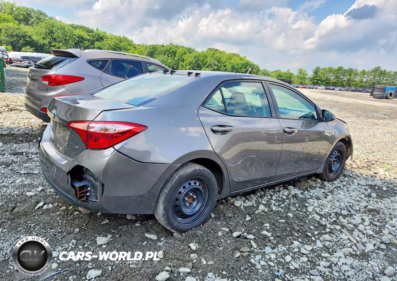 2018 Toyota Corolla Le VIN:2T1BURHE4JC972399 - 3