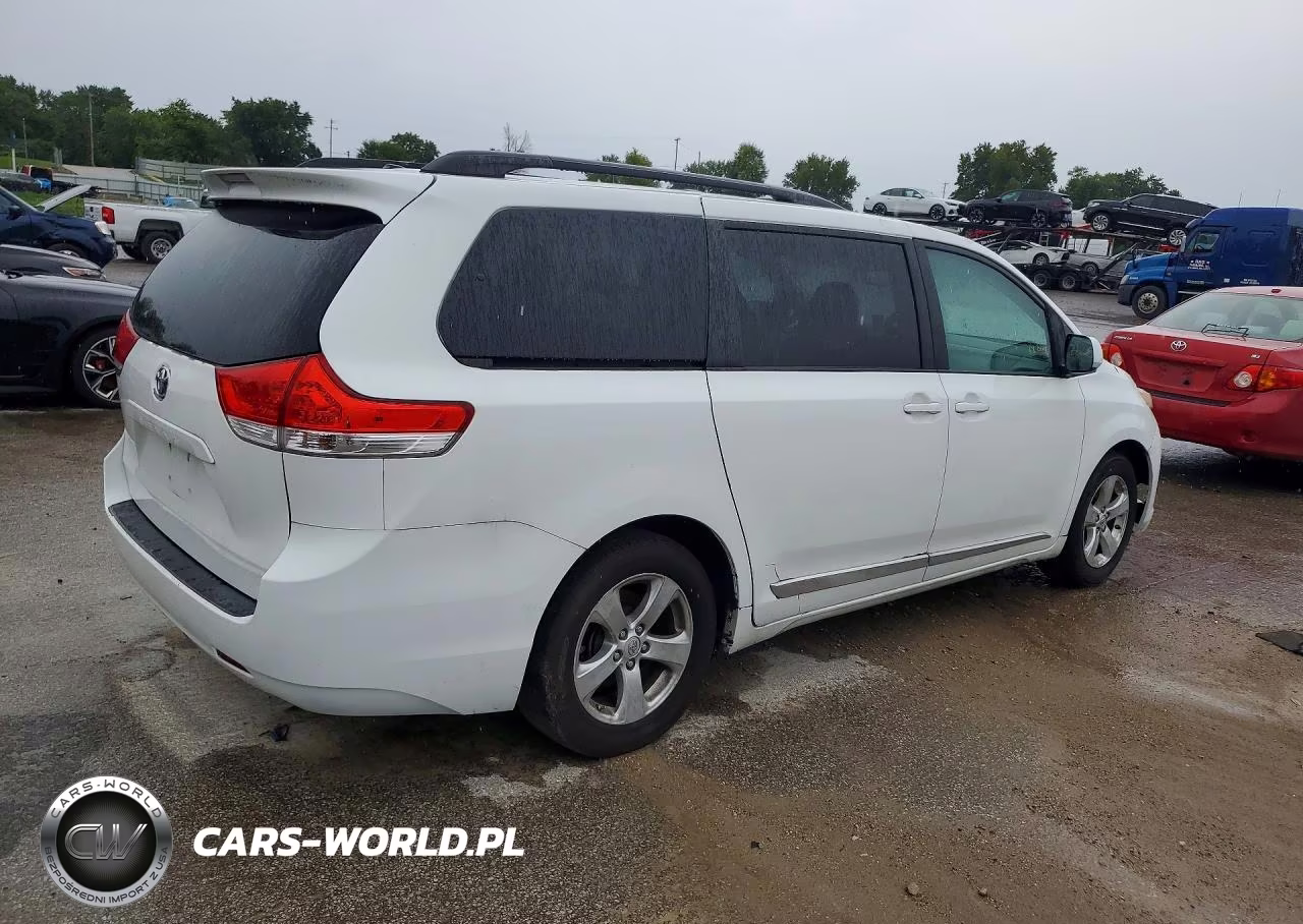 2013 Toyota Sienna Le VIN:5TDKK3DC7DS283296 - 3