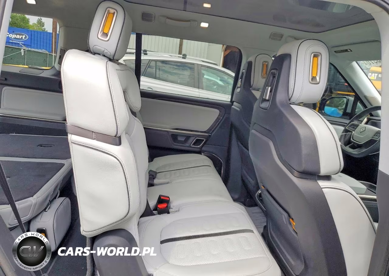 2023 Rivian R1S Adventure VIN:7PDSGABA0PN024532 - 10