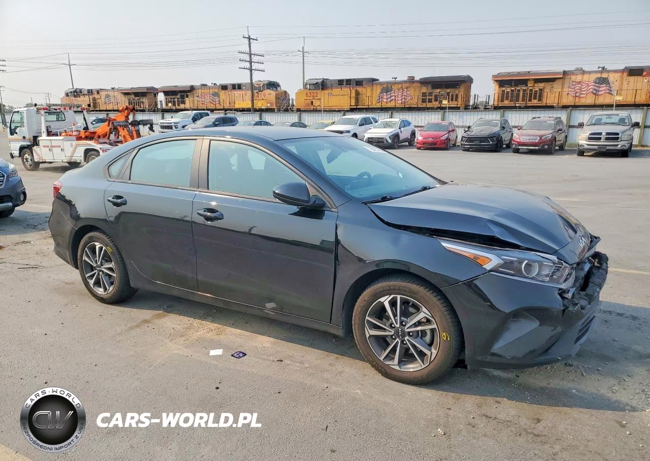2023 Kia Forte Lxs VIN:3KPF24AD4PE560702 - 4