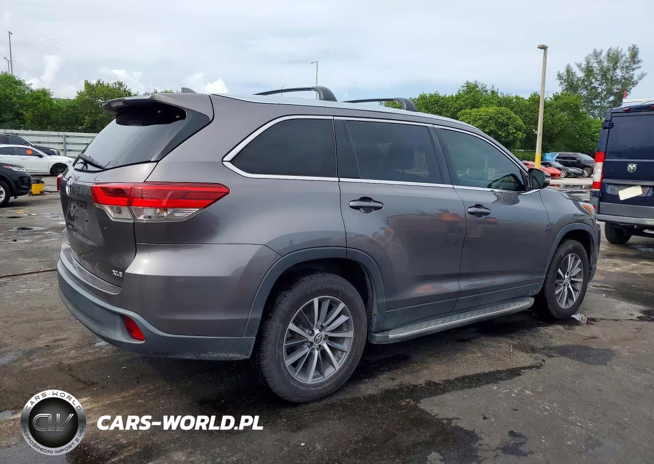 2019 Toyota Highlander Xle VIN:5TDKZRFHXKS557062 - 3