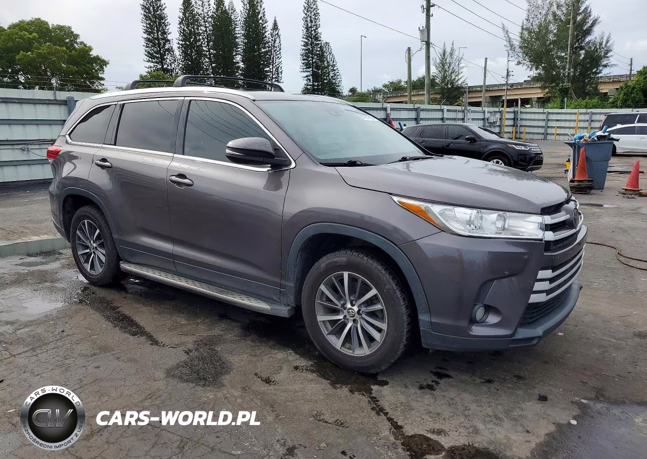 2019 Toyota Highlander Xle VIN:5TDKZRFHXKS557062 - 4