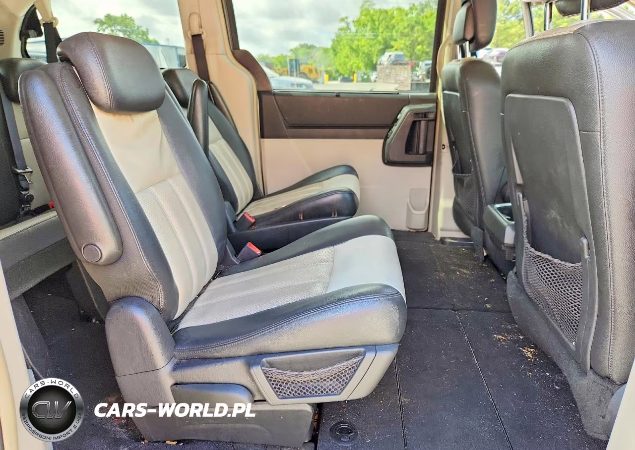 2010 Chrysler Town & Country Touring Plus VIN:2A4RR8DX9AR387443 - 11