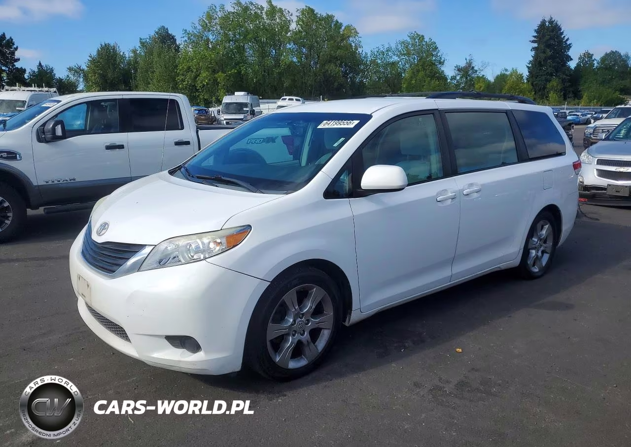 2012 Toyota Sienna Le – zdjęcie 1 z 12