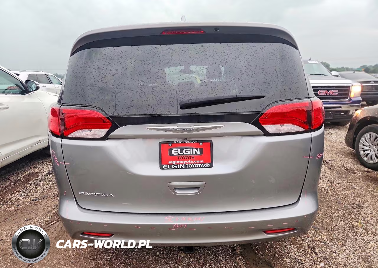 2017 Chrysler Pacifica Touring VIN:2C4RC1DG9HR502471 - 6