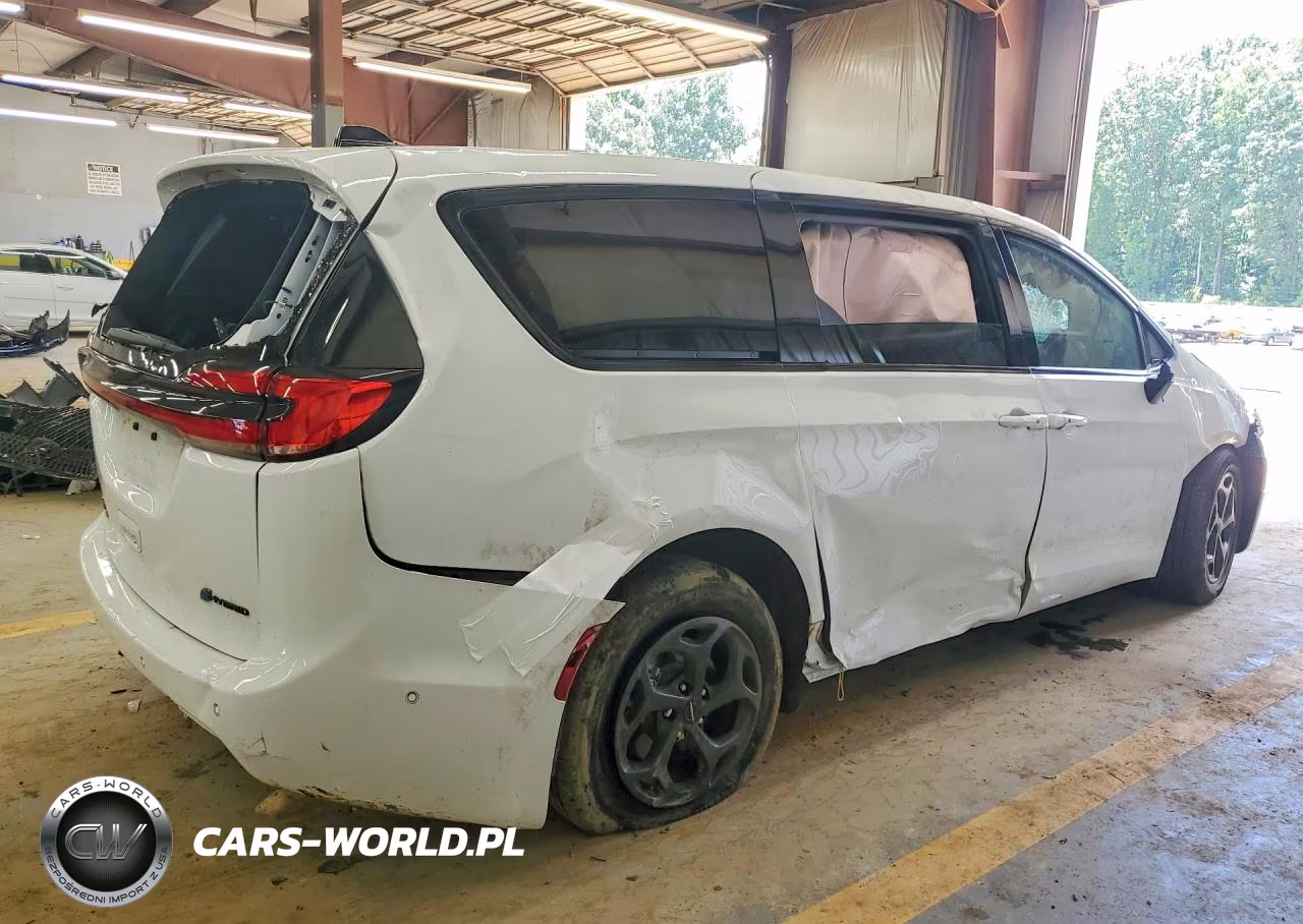 2024 Chrysler Pacifica Hybrid Select VIN:2C4RC1S71RR111951 - 3