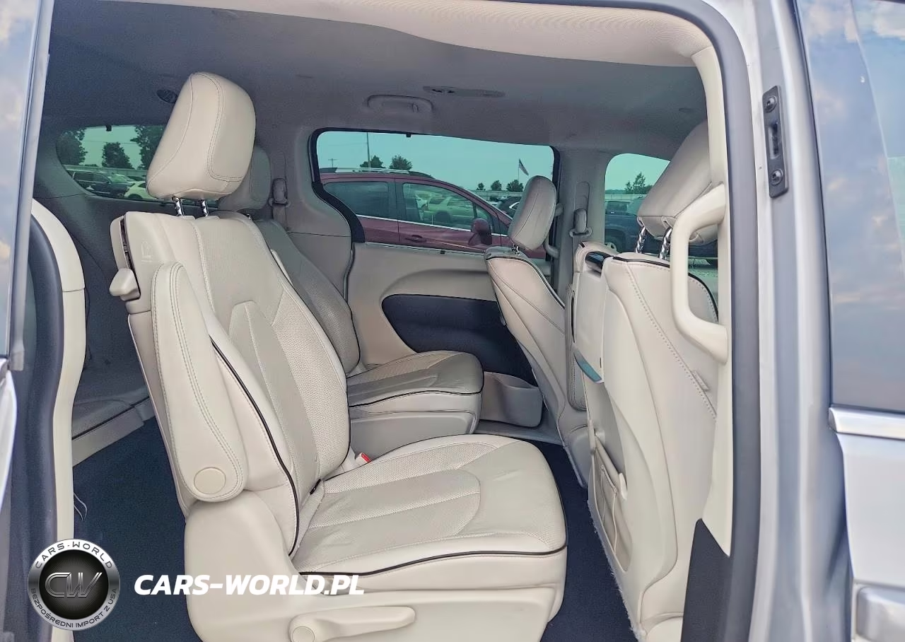 2018 Chrysler Pacifica Hybrid Limited VIN:2C4RC1N79JR230055 - 11